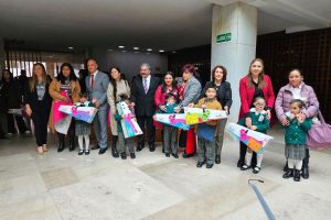 Autoridades del Poder Judicial entregando regalos a los niños de tercero de preescolar en compañía de sus padres